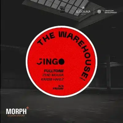 The Warehouse'daki Jingo etkinligi afisi; loş isikli endustriyel bir depo ic mekaninin onunde buyuk kirmizi yuvarlak bir rozet