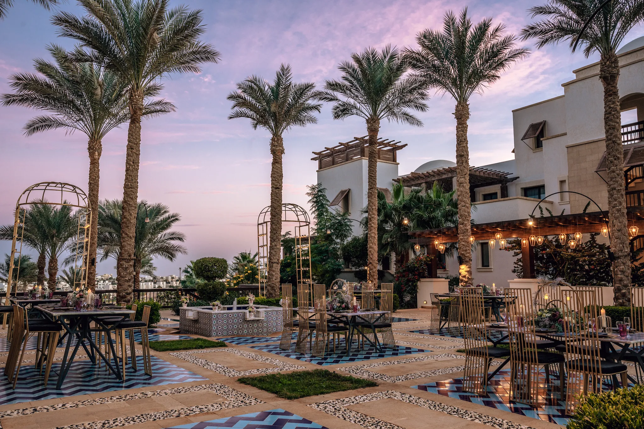 Palm-lined El Gouna courtyard set for an outdoor wedding