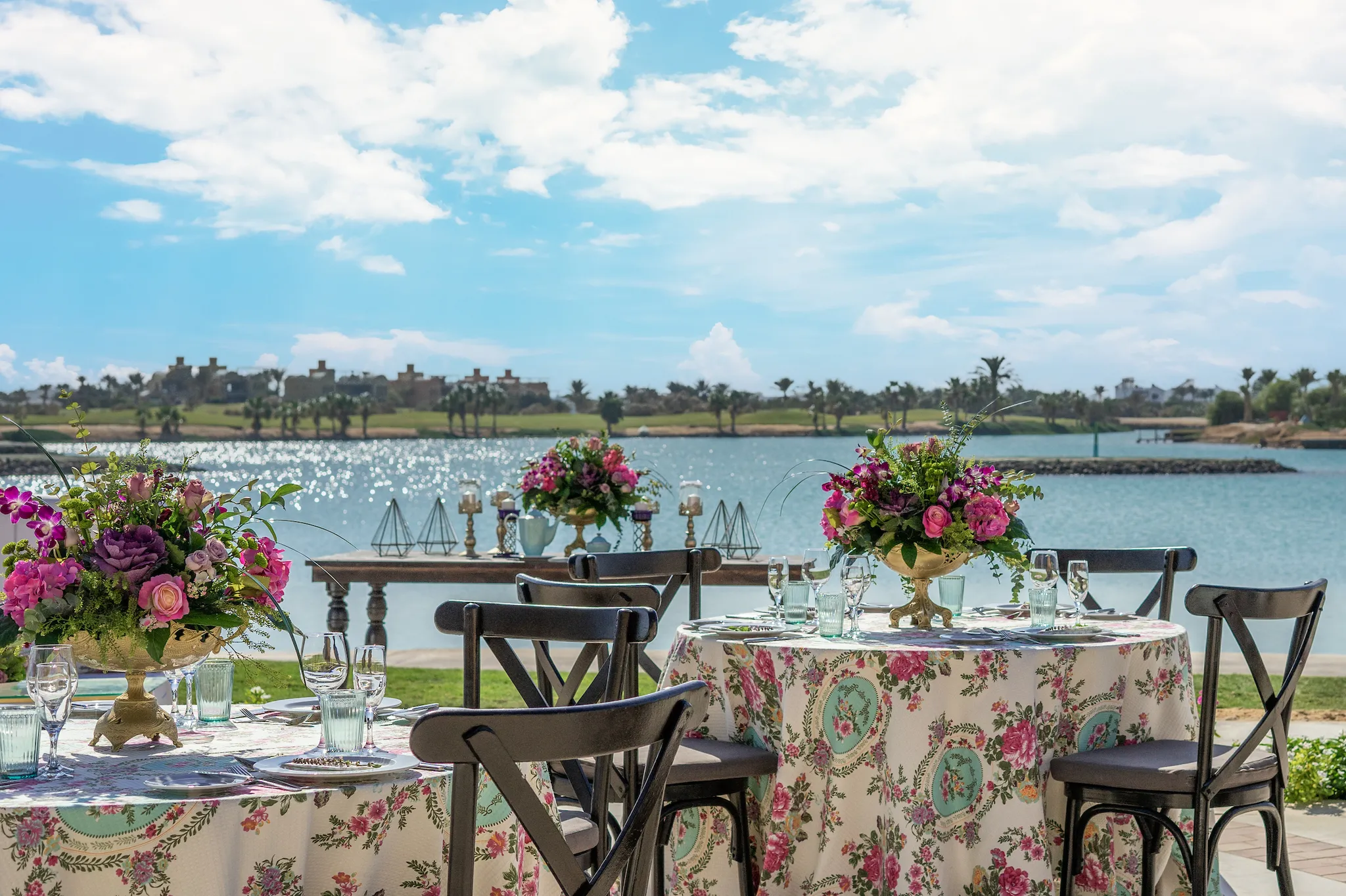 Floral wedding tables overlooking an El Gouna lagoon